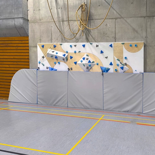 Die BLOCKids-Kletterwände beeinträchtigen den Innenbereich des Sportplatzes nicht