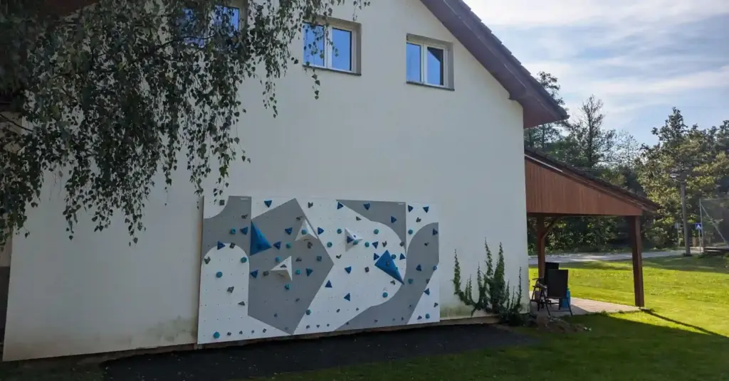 Lezecká stěna na zahradu – montáž
