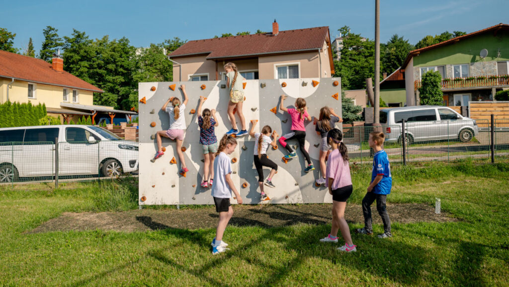 Dětská lezecká party na zahradě